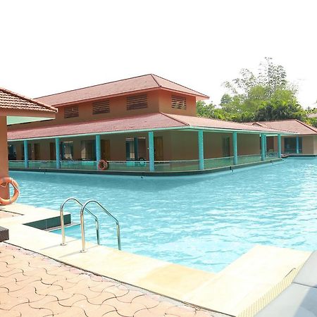 Saj Earth Resort & Convention Center , Kochi Nedumbassery Exteriör bild