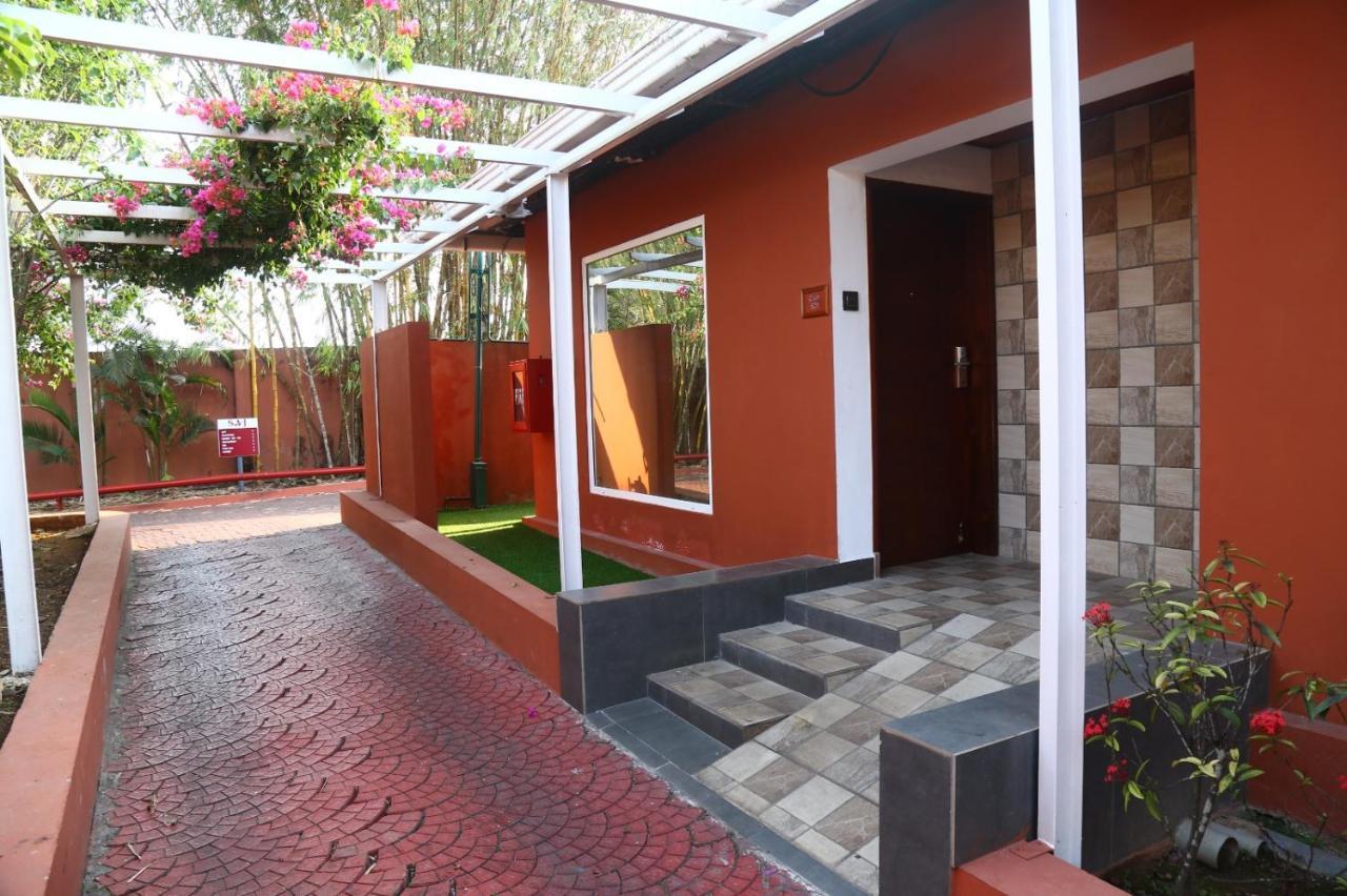 Saj Earth Resort & Convention Center , Kochi Nedumbassery Exteriör bild