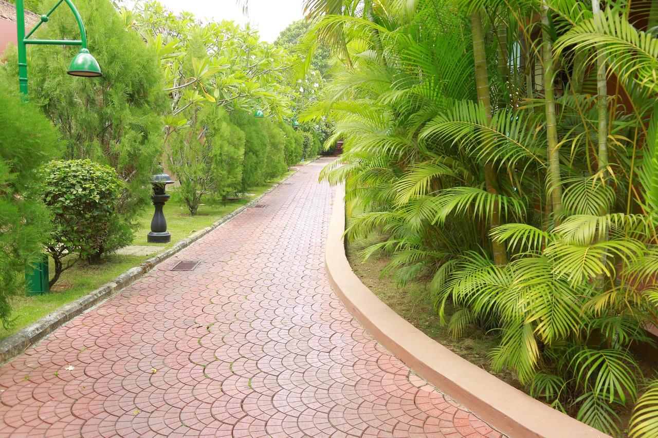 Saj Earth Resort & Convention Center , Kochi Nedumbassery Exteriör bild