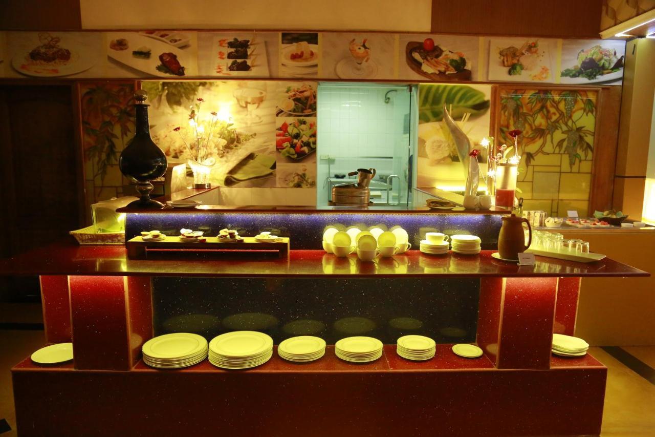 Saj Earth Resort & Convention Center , Kochi Nedumbassery Exteriör bild
